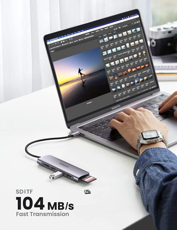 Hub USB-C UGREEN avec lecteur de cartes SD et TF offrant 104 Mo/s de vitesse.