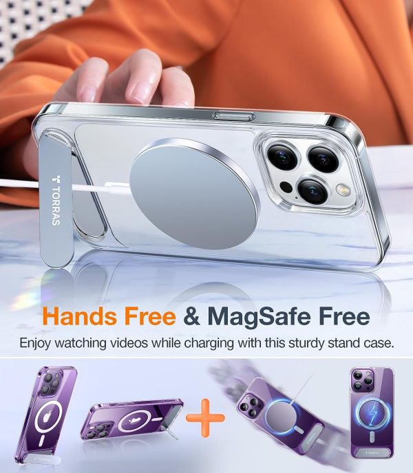 Coque iPhone 15 Pro Max Torras Pstand transparente avec MagSafe, béquille déployée, mise en scène sur table, avec des visuels de variantes violettes.