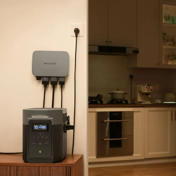 Micro-onduleur EcoFlow PowerStream 800W installé sur un mur avec une station électrique EcoFlow Delta 2 Max dans une cuisine.